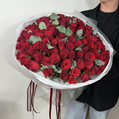 Из 101 бордовой розы с эвкалиптом