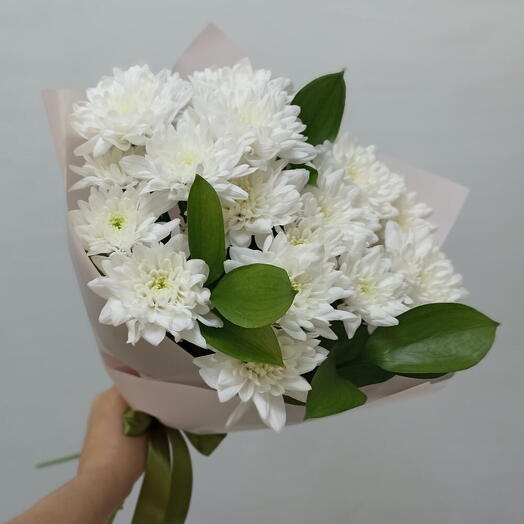 Пышные хризантемы с рускусом