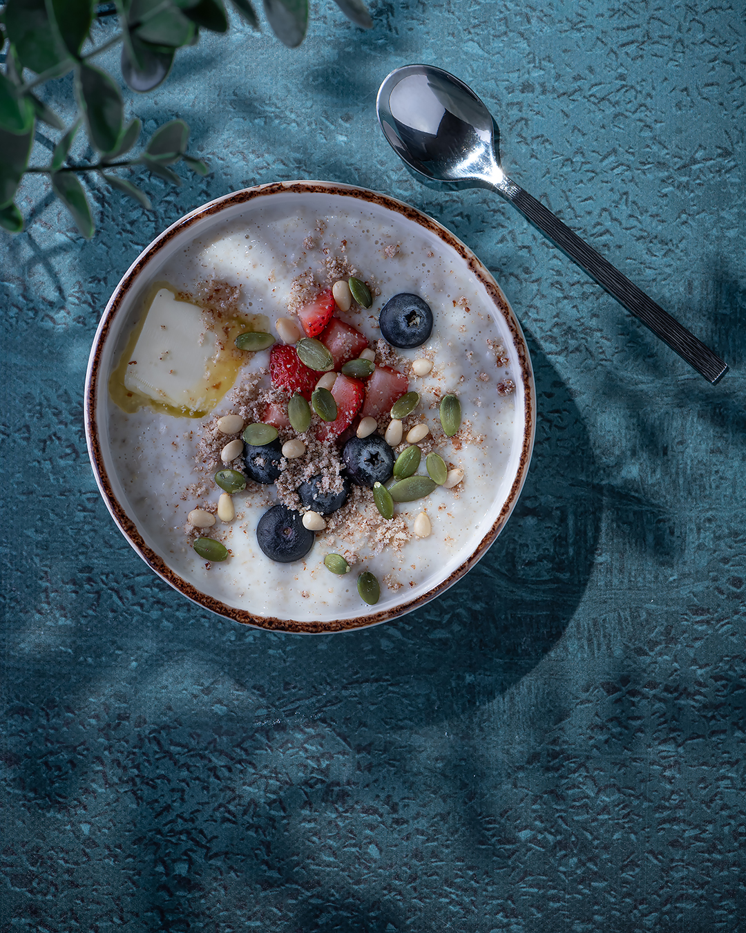 Овсяная каша с ягодами, орехами и тыквенными семечками