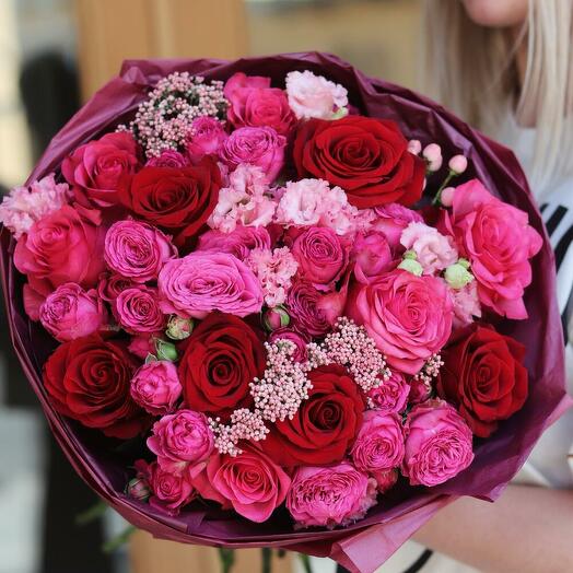 Яркий букет в розово-красных оттенках 