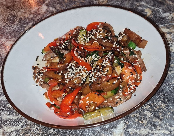 Тёплый салат с говядиной и овощами