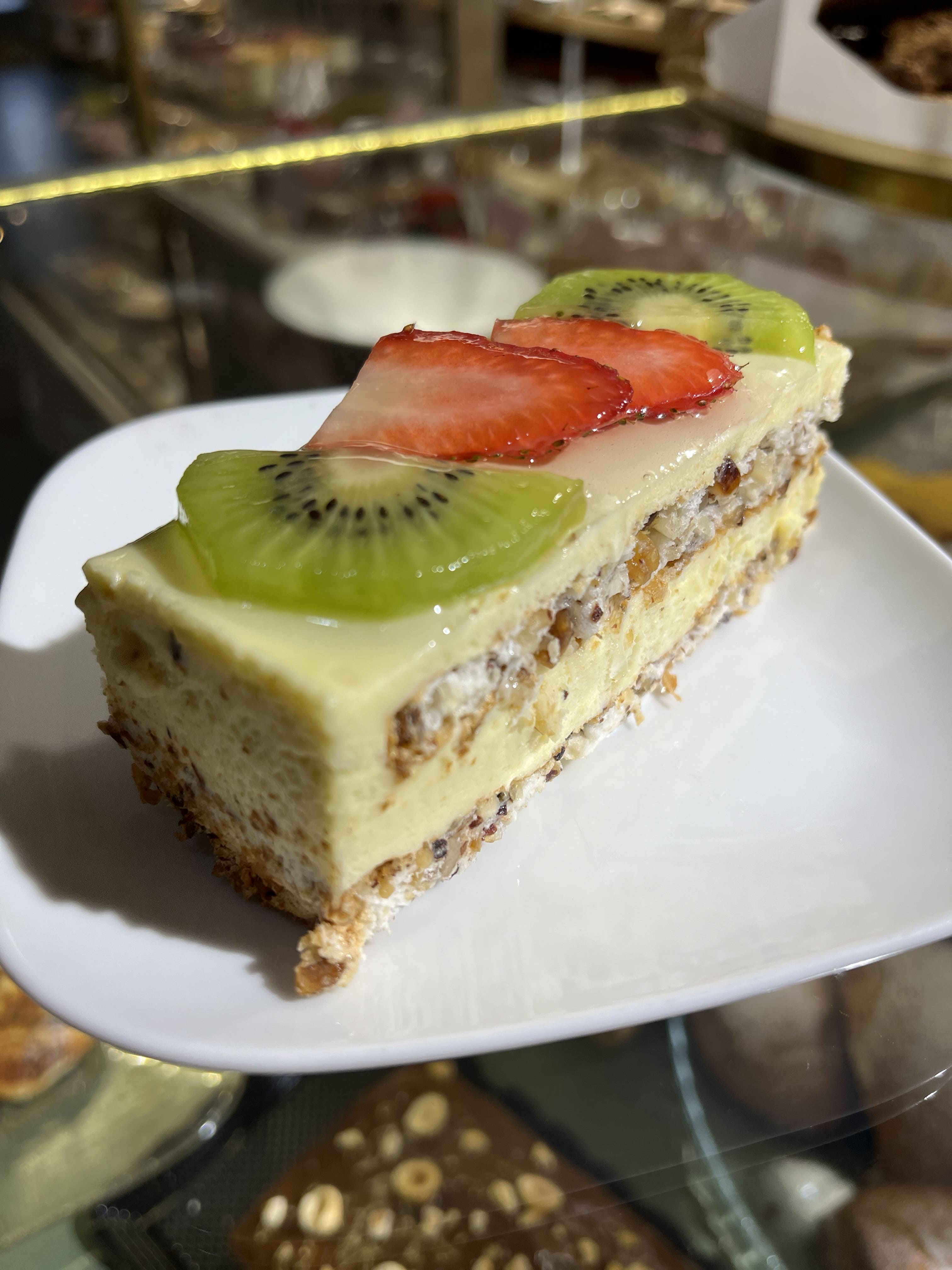 Пирожное Дакуаз с фруктами