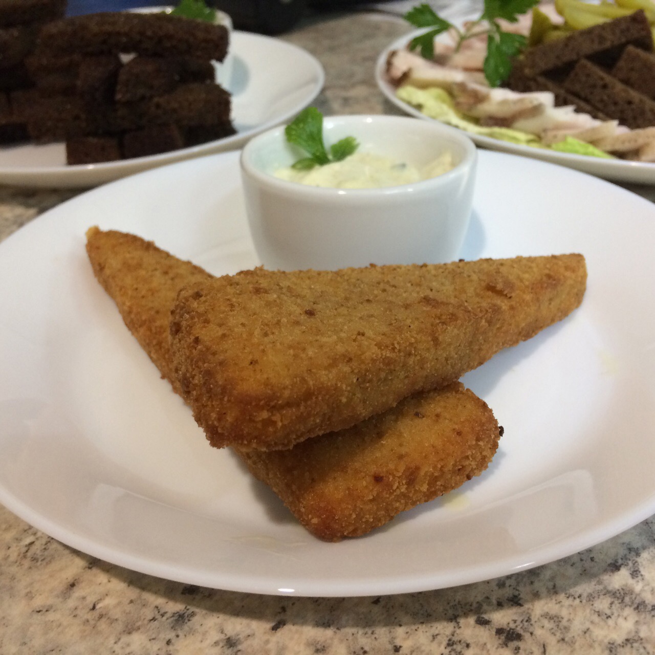 Жаренный сыр с соусом