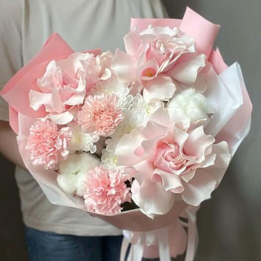 Сборный букет с ажурными розами и хризантемой