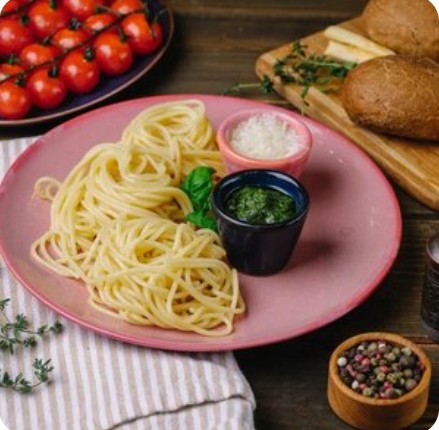 Спагетти с соусом песто и сыром пармезан