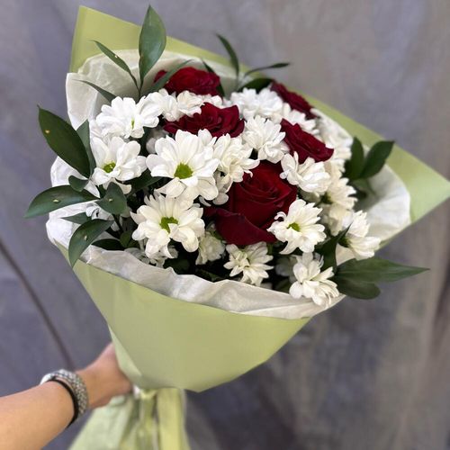 Букет цветов: ромашковые хризантемы, зелень, красные розы (б2072)