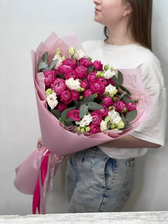 Пионовидные кустовые розы марвел и белая эустома с эвкалиптом в нежной упаковке