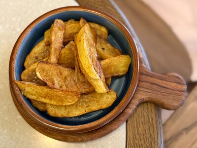 Жареный картофель со сванской солью