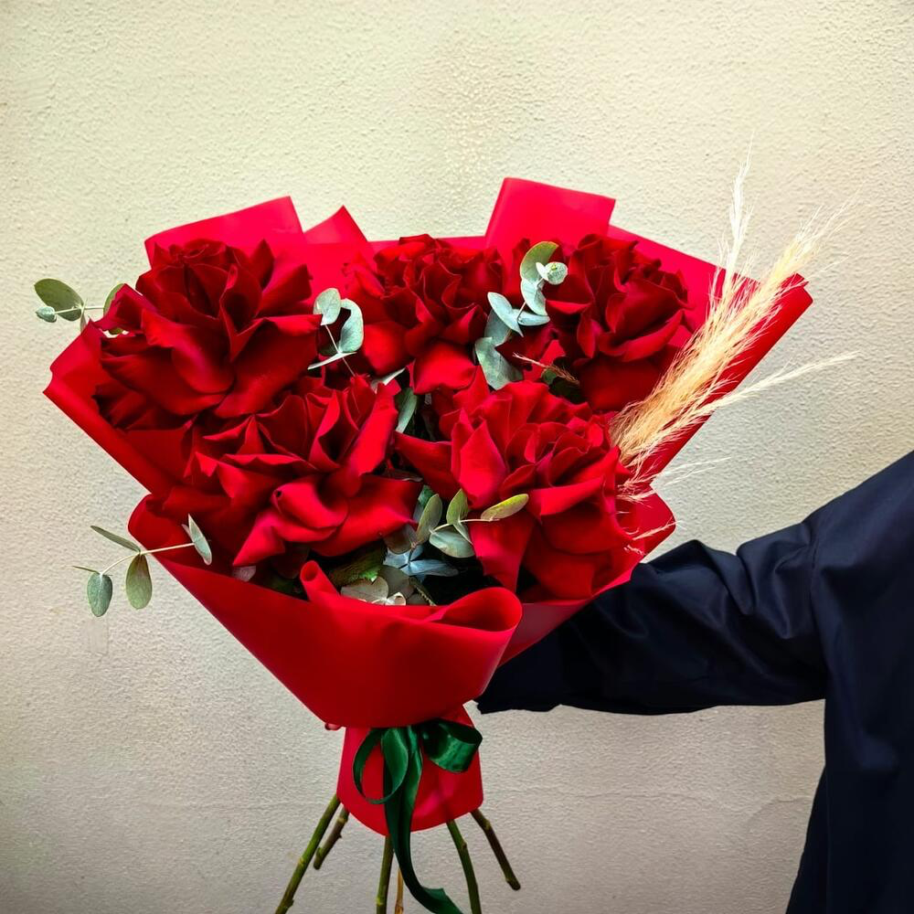 Яркий красный букет с французскими розами и эвкалиптом для мамы (код 162)