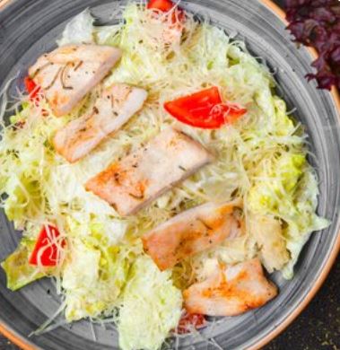 Салат Цезарь с курицей