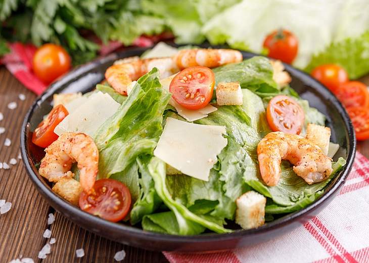 Цезарь с креветками салат