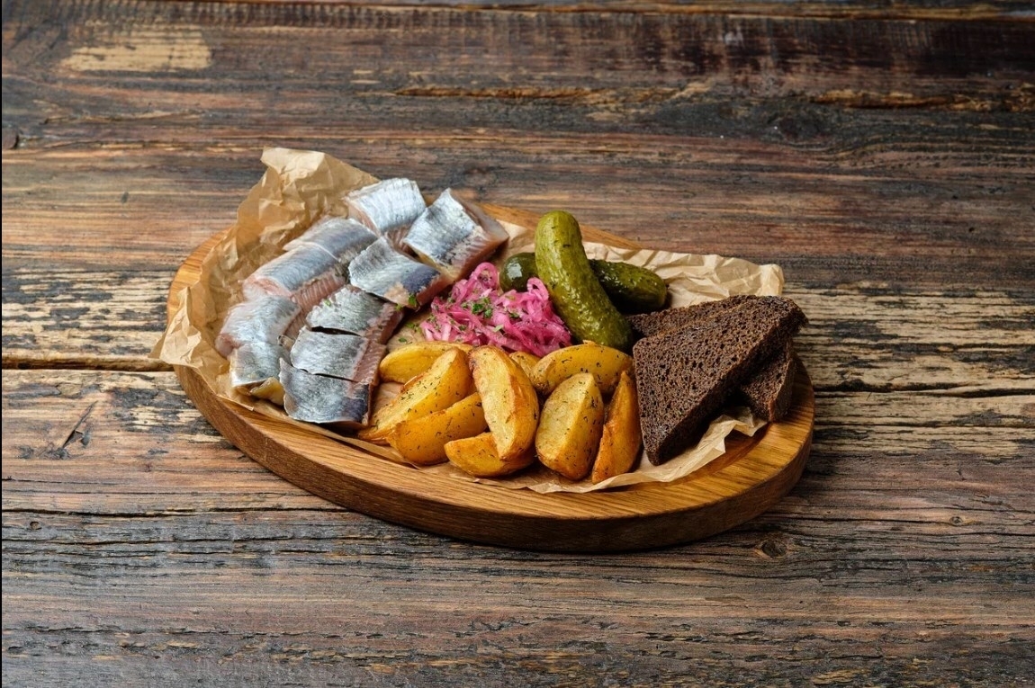 Сельдь с картофельными дольками