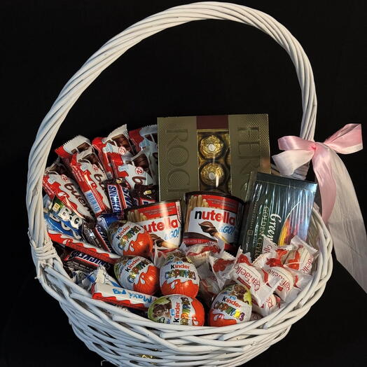 Сладкий подарок в корзине киндер