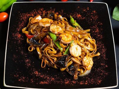 Вок с лапшой и морепродуктами