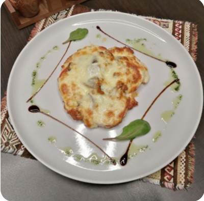 Куриное филе, запеченное с грибами и сыром