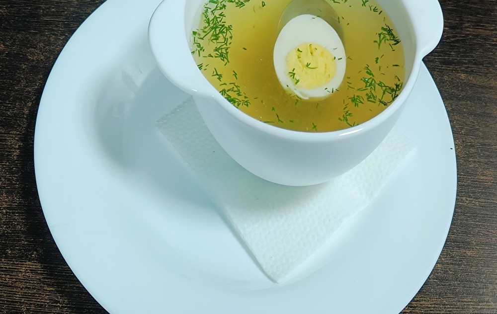 Бульон куриный с яйцом
