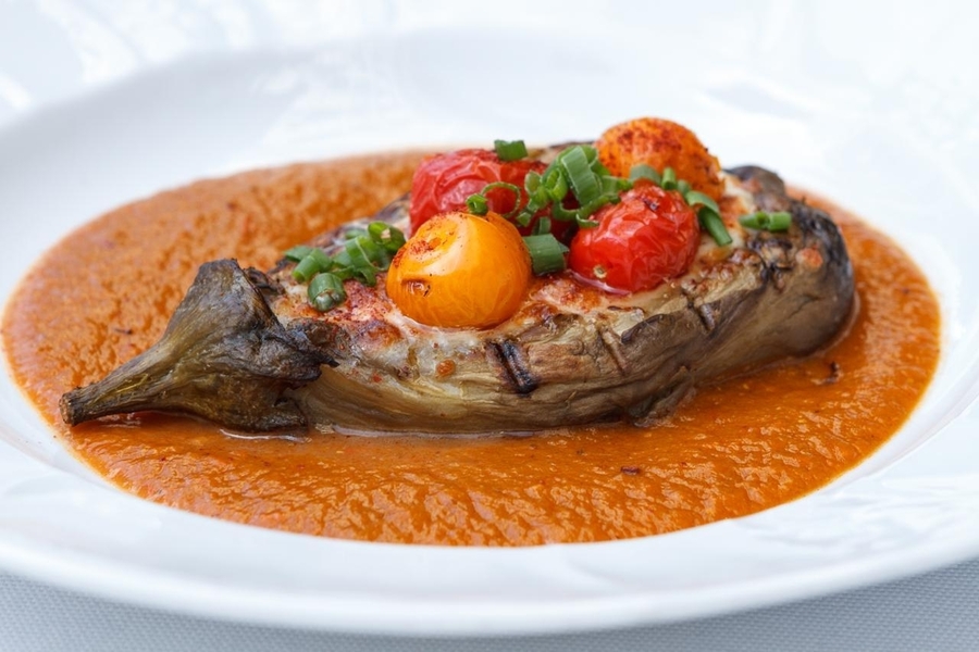 Запеченный баклажан с сыром и овощным соусом