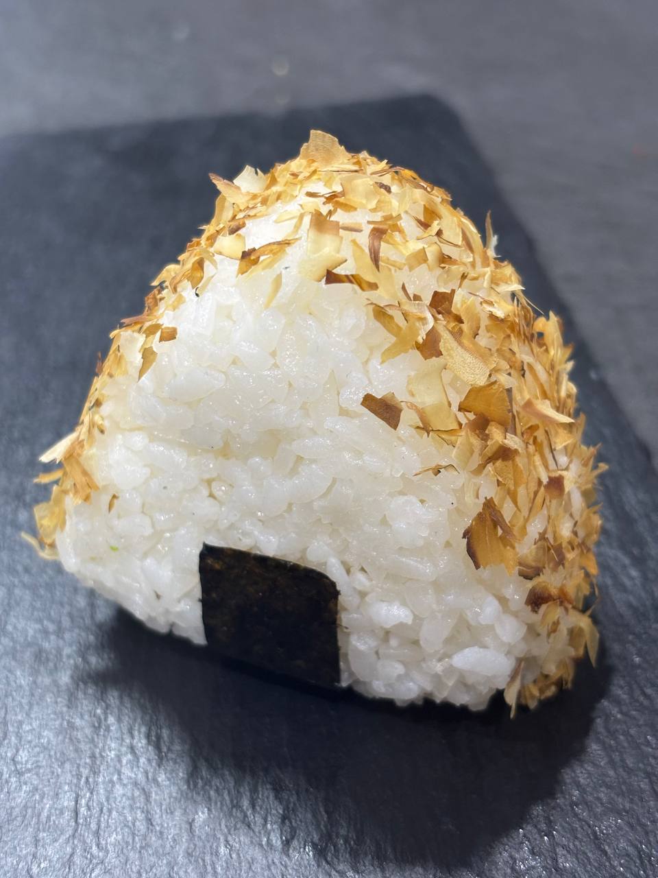 Онигири с тунцом