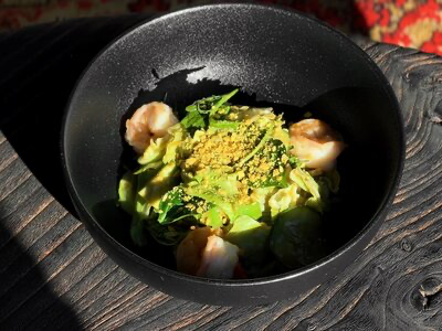 Салат с креветкой и соусом манго