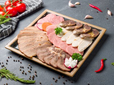 Ассорти из мясных деликатесов
