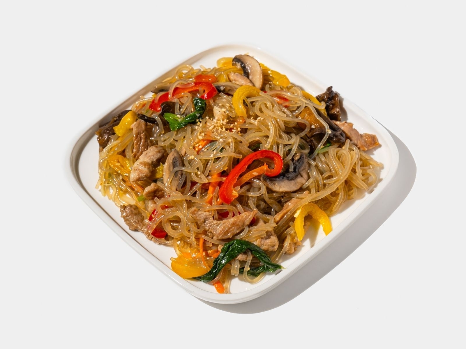 Лапша из батата с говядиной и овощами Чапче