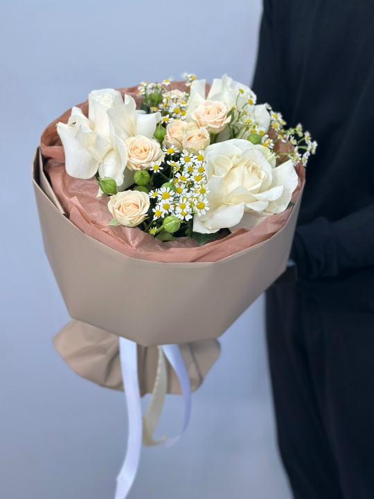 Бочонок с белыми французскими розами