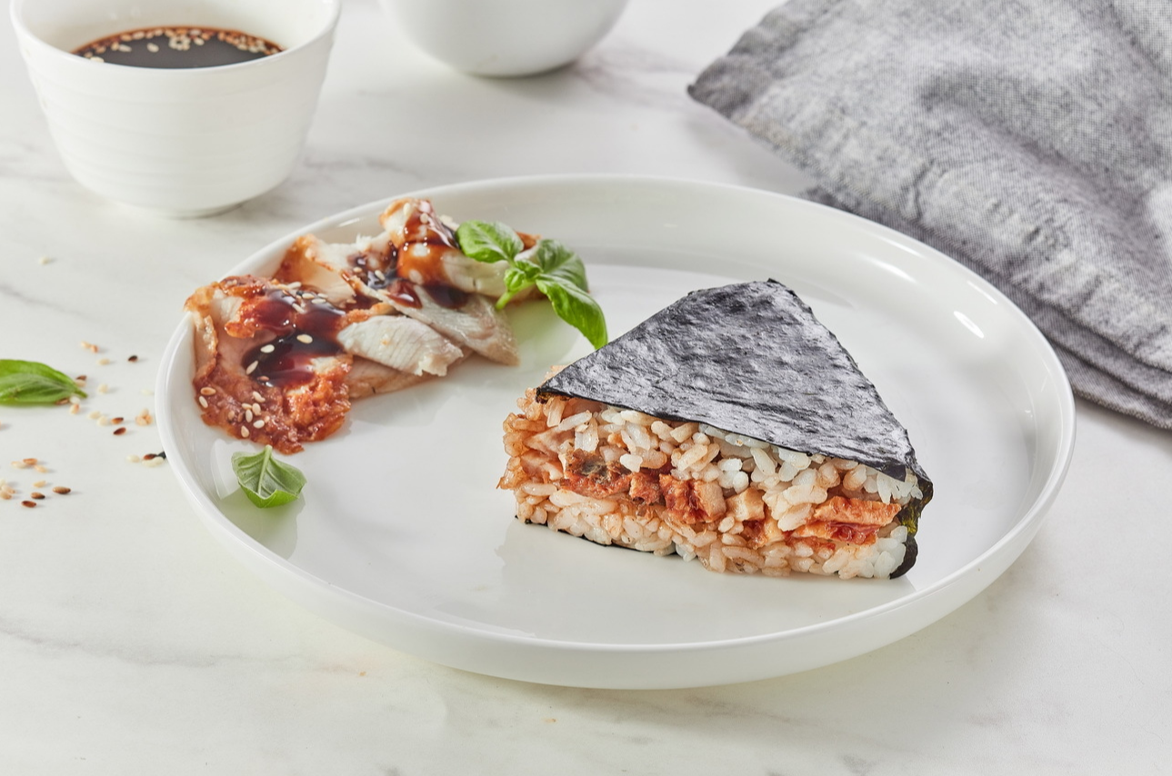 Онигири с подкопченным угрем