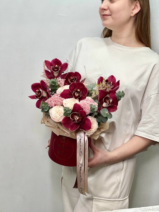 Коробка с орхидеей ,кустовой розой ,озотамнусом и эвкалиптом