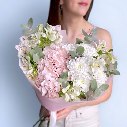 Милый нежный букет гортензия, хризантема, альстромерия и эвкалипт