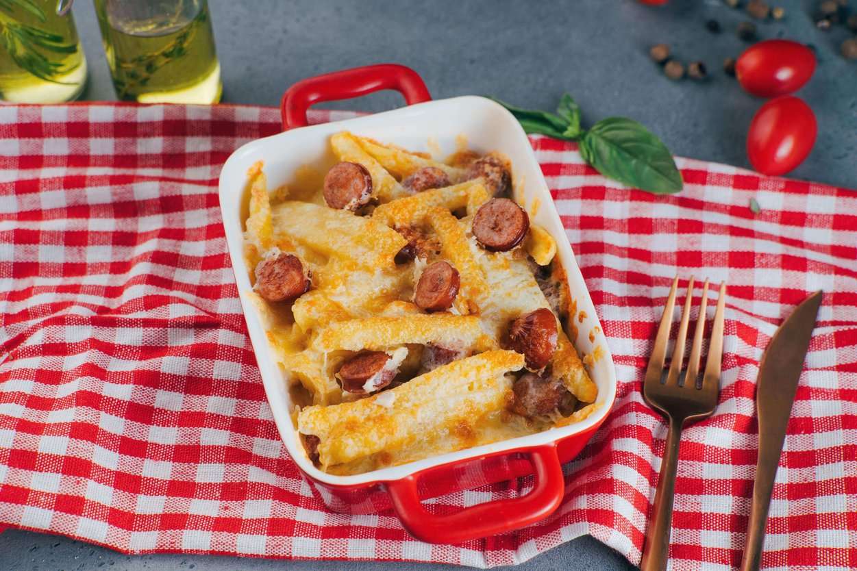 Картофель фри с охотничьими колбасками под сыром