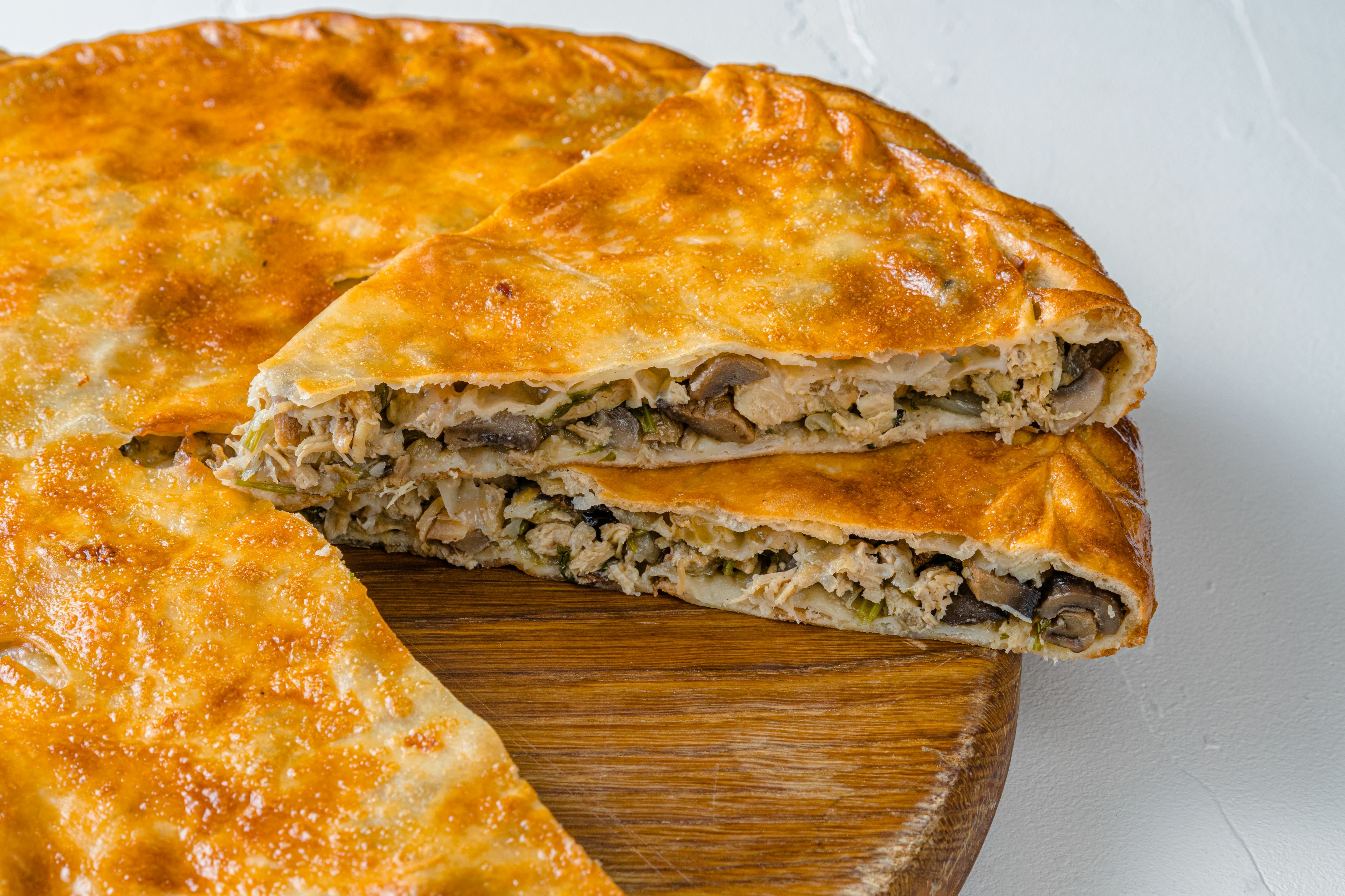 Большой  пирог с курицей и грибами 30см