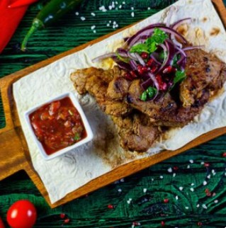 Шашлык ( куриная грудка) хлеб + соус