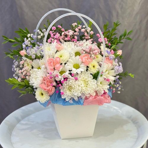 Корзина с цветами: хризантемы, гвоздики, зелень (к1857)