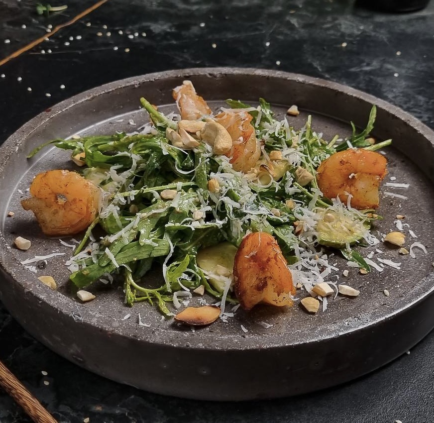 Теплый салат с креветкой и рукколой