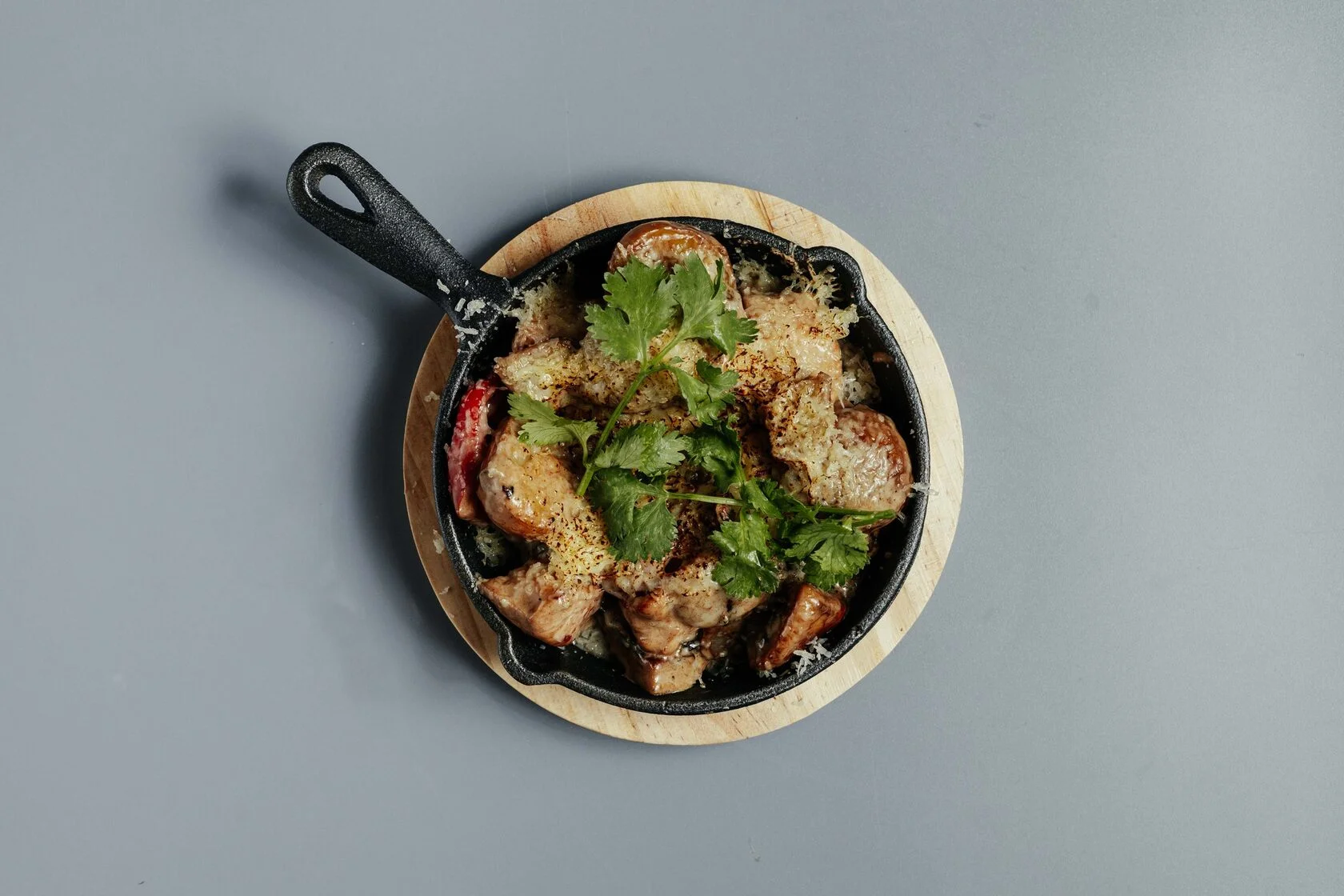 Горячая сковородка с цыпленком и овощами