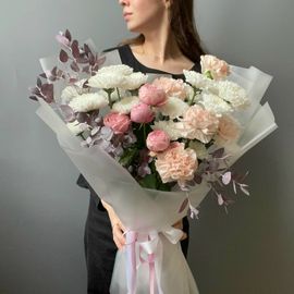 Букет с хриз, куст розой и диантусами