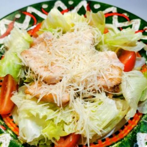 Салат Цезарь с курицей