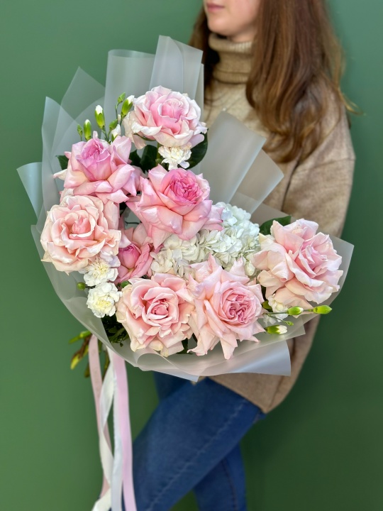 Букет с гортензией и французскими розами