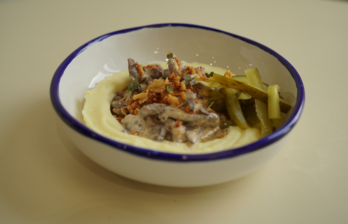 Бефстроганов с картофельным пюре и соленым огурчиком