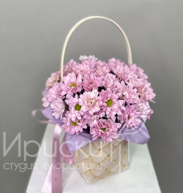 Лукошко с розовыми ромашками