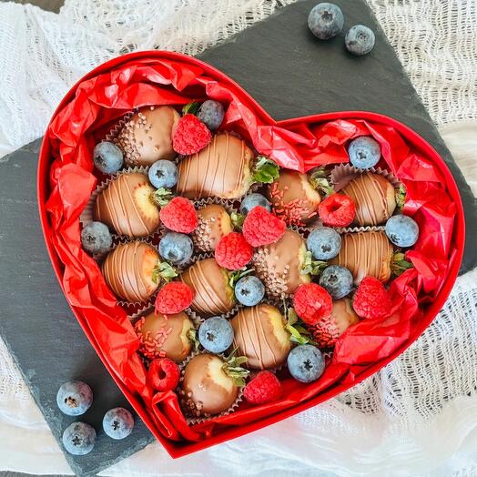 Клубника в шоколаде голубика малина сердце