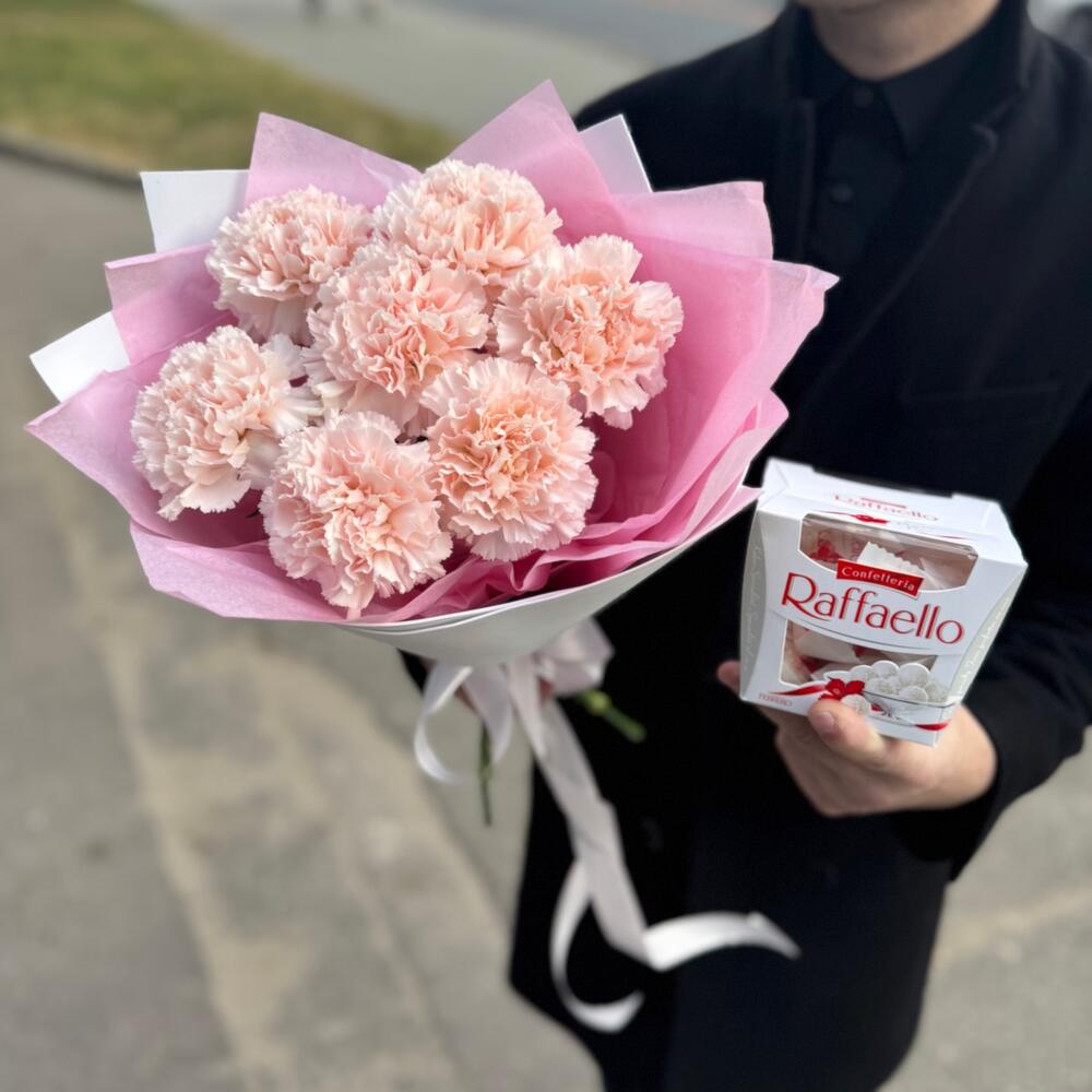Монобукет розовых диантусов с Rafaello