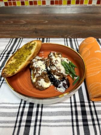 Запеченный баклажан с мясным релишем