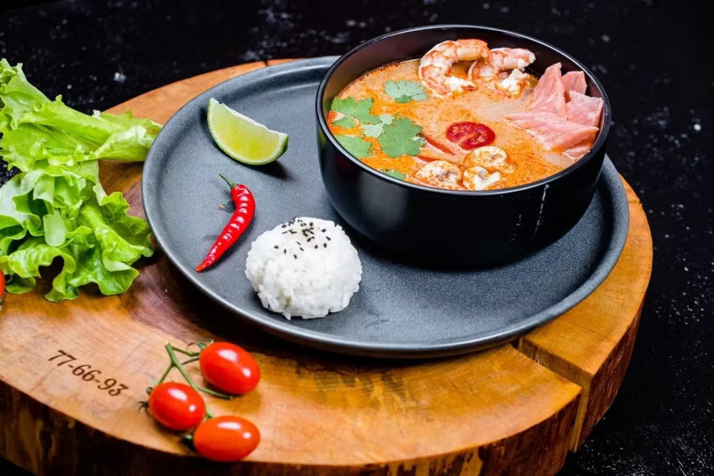 Том ям с креветками и лососем 