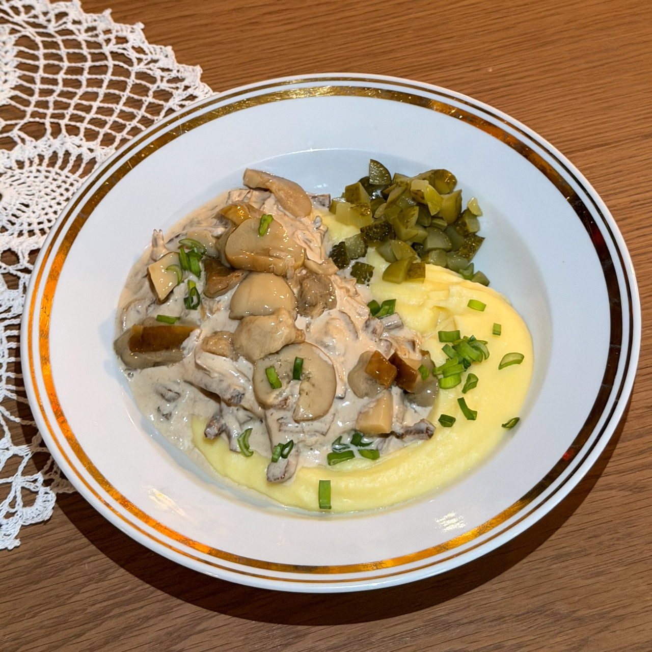 Бефстроганов с маринованными грибами 