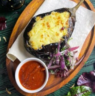 Имам баялды (запечённый баклажан с фаршем из телятины и сыром)