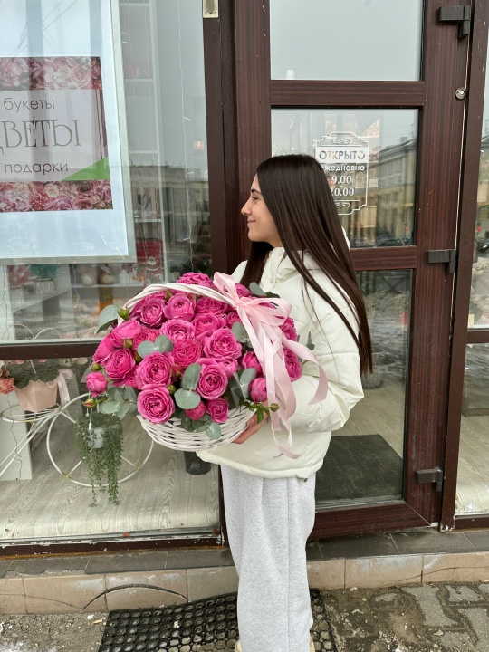 Корзиночка с кустовыми пионовидными розами