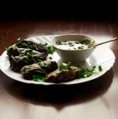 Долма в виноградных листьях