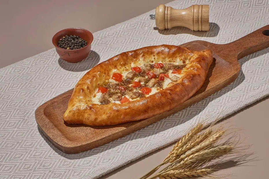 Хачапури лодочка с курочкой и орех. соус
