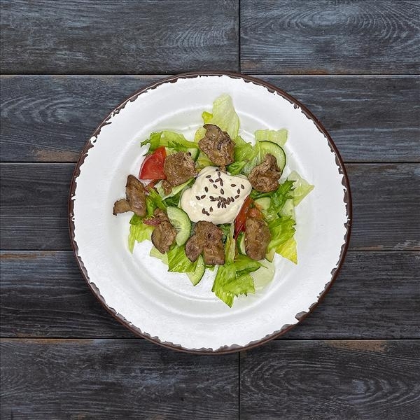 Салат с куриной печенью и кремом из чеснока